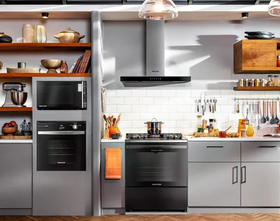 Cozinha moderna com eletrodomésticos elegantes.